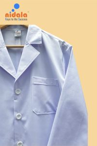 Áo Blouse bác sĩ nam áo khoác dáng dài tay dài Nidala trắng cao cấp trong y tế bệnh viện phòng khám đường may đẹp sắc sảo tỉ mỉ - Nhận in thêu tên theo yêu cầu