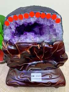 Natural amethyst crystal cave ornament. With the purple aura flowing eastward it can ward off evil spirits protect the home prevent mischievous people and is a good luck charm. It is a must-have for both home and office.