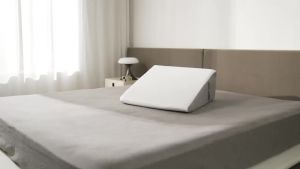 หมอนลิ่ม หมอนลิ่มขนาด 8 นิ้ว หมอนยกสูงสำหรับรองรับหลัง สำหรับอาการกรดไหลย้อน ขา ปวดคอ นอนกรน หมอนลิ่มสามเหลี่ยม - ด้านบนทำจากเมมโมรี่โฟมเย็น สีเทาเข้ม