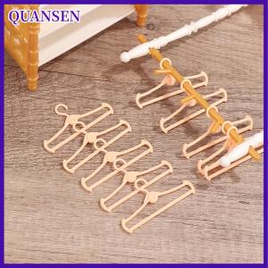 QUANSEN 1ชุด30ซม.ตุ๊กตาเสื้อผ้าแร็คเสื้อผ้า Organizer ไม้แขวนเสื้อสำหรับตุ๊กตากระเป๋าถือเสื้อผ้า