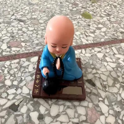Solar Little Monk Car Ornament Nodding Knocking Wooden Fish Dashboard Figurine Home Office Desk Decor Red Blue Available