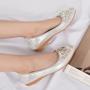 รองเท้าหัวแหลมสำหรับผู้หญิง ฤดูใบไม้ผลิและฤดูใบไม้ร่วงใหม่ รองเท้าโลฟเฟอร์พยาบาลปากตื้น รองเท้าแบนประดับเพชร พื้นนุ่ม ขนาดใหญ่ รองเท้าผู้หญิง Hot