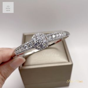 กำไลข้อมือประดับเพชรเรียงรูปดอกไม้พร้อมบ่าข้างประดับเพชรสีทองขาว ขนาดรอบวง18cm