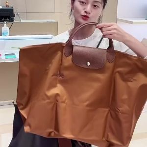 Túi du lịch xách tay Longxiang chất liệu nylon chống thấm nước kiểu dáng bánh bao phối da bò dung tích lớn có thể đeo vai hoặc đeo chéo.