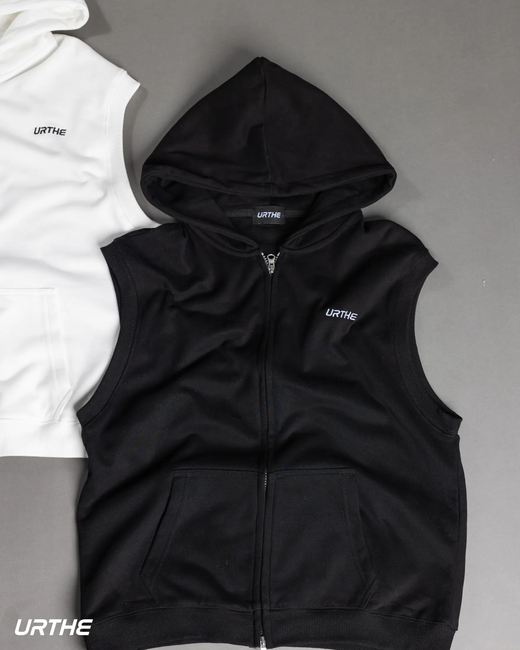 URTHE - เสื้อฮู้ด เเขนกุด รุ่น SLVL HOODIE สีดำ สีขาว