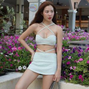 𝑷𝒍𝒂𝒚 𝒘𝒊𝒕𝒉 𝒎𝒆 👙 - ชุดว่ายน้ำลายตาราง สายปรับไขว์ได้ เป็นกระโปรงกางเกงในตัว - PIMWAAR