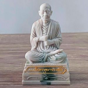 สมเด็จโต สมเด็จผู้มีเมตตากรุณา สมเด็จพระพุฒาจารย์โต เสริมเมตตามหานิยมมีแต่คนเอ็นดู พระพุทธรูป องค์เล็ก ตั้งหน้ารถ โต๊ะทำ