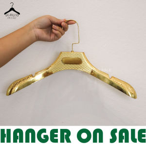 ไม้แขวนเสื้อ ไม้แขวนพลาสติก ไม้แขวนสูทพลาสติก รุ่น 609 มีร่อง มีกันลื่น บ่าสูท 12 ไม้