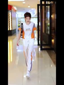 Đồ bộ thời trang nữ 2025 Xuân Hè Mới Bộ hai mảnh Áo crop top tay ngắn có mũ và quần Quần áo cỡ lớn Hàn Quốc