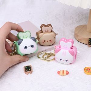 NEEUJ รูปสัตว์การ์ตูน ตุ๊กตาหมีพวงกุญแจ แมว แพนด้า คีย์เชนตลก ของประดับตกแต่ง ห่วงกุญแจรถยนต์ จี้เครื่องทำอาหารเช้า ตกแต่งกระเป๋ากุญแจ