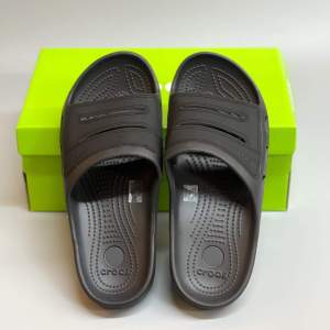 Dép quai ngang crocs chuẩn xịn chống hôi chân nhựa tế bào êm mềm đúc liền khối siêu bền đi mưa lội nước đi biển Crocs Yukon mesa cho nam màu đen