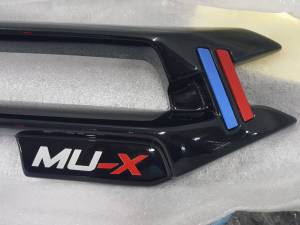 ครอบกระจังหน้า อีซูซุ มิวเอ็กซ์ 2021 ผลิตจาก เอบีเอส แท้ อบสีดําเงา สไตล์บีเอ็ม ติดตั้งง่ายด้วยตัวเอง