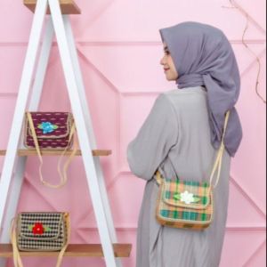 tas hp etnik wanita / tas selempang bali kecil / pusat tas etnik / tas anyaman wanita / tas anyaman / tas anyaman jerami korea / tas selempang hp / tas bunga wanita / tas selempang wanita motif bunga / tas rotan wanita bali / tas anyaman pandan kekinian