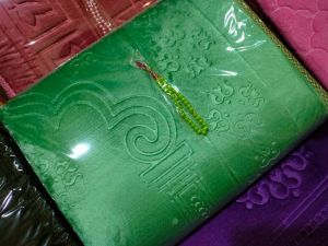 SET SEJADAH 6 IN 1 SEJADAH KAIN PELEKAT MINI AL QURAN TASBIH KAIN PELEKAT MANGA TELEKUNG SET BUNGA RIBBON HANTARAN SEJADAH HANTARAN