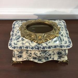 HỘP ĐỰNG KHĂN GIẤY GỐM SỨ DÁNG TÂN CỔ ĐIỂN HỌA TIẾT HOA NHÍ XANH CB30-HG1