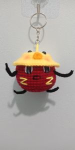 Móc khóa bé đậu đỏ đội nón vịt bằng len