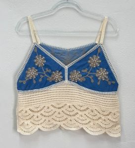 เสื้อกั๊กถักกลวงสำหรับผู้หญิง เสื้อแขนกุดหลวมและหลากหลาย เสื้อเกาะอกลูกไม้สั้นเซ็กซี่ในฤดูร้อน