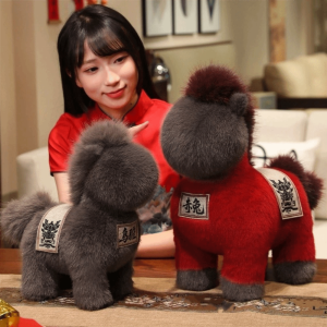 FIRST SONG นุ่มนวล ตุ๊กตาม้า ฟูฟ่อง 25 ซม. ตุ๊กตาม้าขนนุ่ม ขอให้โชคดี การ์ตูน ของเล่นสัตว์นุ่ม เทศกาลฤดูใบไม้ผลิ