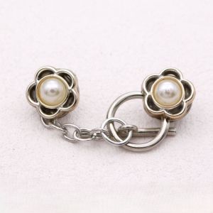 Crown Nail-Free Cardigan OT Buckle Detachable Triangle Flower Anti-light Brooch