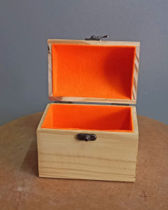 Hộp chữ nhật nắp tròn đựng đồ linh tinh.