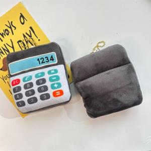 [Childhood MS] เครื่องคิดเลขน่ารักตลกตุ๊กตายัดไส้ของเล่นพวงกุญแจกระเป๋าเป้สะพายหลังของเด็กผู้หญิงเครื่องประดับของขวัญวันเกิด