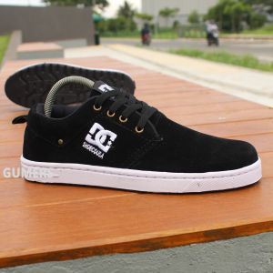 SNEAKERS PRIA CASUALSEPATU SEKOLAHSEPATU KERJASNEAKERS PRIA TERBARU HITAMSEPATU FULL BLACK