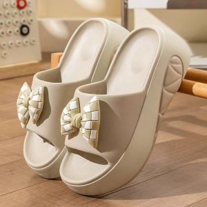 Serene Nam รองเท้าแตะผู้หญิงแต่งโบว์ ทรงแฟรี่ พื้นหนา รองเท้าแตะไฮเอนด์ น้ำหนักเบาพื้นหนา 6ซม.