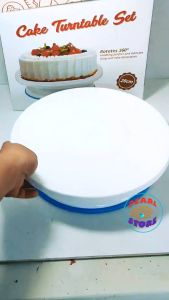 Plastic cake turntable with anti slip liner
