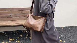 Large-capacity womens bag 2025 New autumn and winter high-end vintage commuter tote bag versatile shoulder and crossbody bag