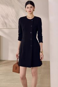 Đầm đen dáng vest cổ tròn tay dài cài lệch thanh lịch phong cách công sở thu đông trang nhã