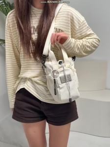 Small Vertical Casual Bucket Bag Lightweight Washable Fabric Front Zipper Pocket Multi Layer Inner Storage Casual Walking TravelSling Bag alo bag