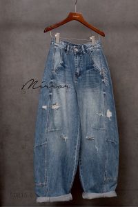 ยีนส์ทรงBaggy เอวสูง ปลายขากว้างนิดๆ ใส่แล้วดูขายาวและมีวอลุ่ม แต่งขาดลุ่ยแบบ distressed เน้นความดิบเท่กำลังดี ไม่เวอร์ เดินตะเข็บมีกิมมิกเดินเส้นย้ำ 2 เส้นตามแนวขาดและข้างขา กระเป๋าหน้าเฉียงช่วยให้ช่วงสะโพกดูบาลานซ์ขึ้น ผ้ายีนส์แท้ฟอกเฟดเฉดกลาง ไม่แข็ง ใ