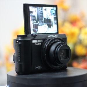 Máy ảnh Casio EX-ZR1000 màn hình lật