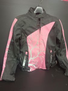 เสื้อการ์ด แจ็คเก็ตของผู้หญิง ยี่ห้อ ZECO สีชมพู รหัส M93 size ws  สินค้าตัวโชว์ สินค้ามีตำหนิ