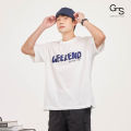 Gentle Styles เสื้อยืดคอกลม พิมพ์ลายกราฟฟิค Weekend ทรง Oversized ผลิตจากผ้าฝ้าย เนื้อผ้าคงรูปกำลังดี ให้ผิวสัมผัสเนียนนุ่ม (Summer 2024 – Extended). 