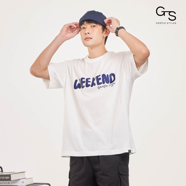 Gentle Styles เสื้อยืดคอกลม พิมพ์ลายกราฟฟิค Weekend ทรง Oversized ผลิตจากผ้าฝ้าย เนื้อผ้าคงรูปกำลังดี ให้ผิวสัมผัสเนียนนุ่ม (Summer 2024 – Extended)