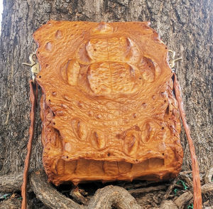 หนังแท้ ของแท้ กระเป๋าสะพายหนังจระเข้ม้วน สีแทนสดใส ราคาโปรโมชั่นพิเศษสุด