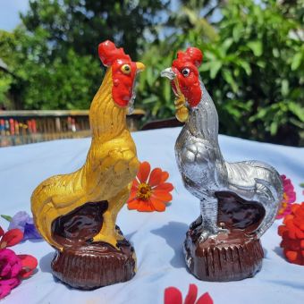 รูปจากผู้ขายบน Lazada: ไก่แก้บนไอ้ไข่วัดเจดีย์ไก่เงินไก่ทองคู่ล่ะ69บาทสูง11.5ซ.ม ตั้งราคา ฿69 ขายแล้ว 728 ชิ้น