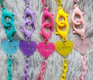 สายคล้องแมสแบบโซ่พลาสติกน้ําหนักเบา ใช้ได้ทั้งเด็กและผู้ใหญ่ ลายหัวใจ หลายสี ห่วงเป็นกล้ามปู (ราคาต่อ 1 ชิ้น) ยาว24นิ้ว