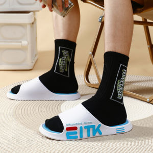 TKGirl ของมันต้องมี รองเท้าแตะแฟชั่นผู้ชาย รองเท้าแตะลำลอง ดีไซน์แบบสีทูพื้นนุ่มใส่สบายเท้า พร้อมลายสกรีนสุดคูล มี 4สีให้เลือก สินค้าดีราคาโดนใจจัดส่งไวสั่งเลย