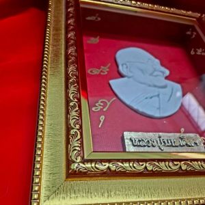 กรอบรูปเรซื่นนูนต่ำ รูปหลวงปูมหาศิลา ขนาดกว้าง10นิ้ว สูง 12 นิ้ว ของขวัญเสริมมงคล ติดผนังบ้าน กิจการ เสริมฮวงจุ้ย