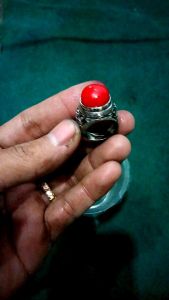 Batu pospor merah nyala jika kena air