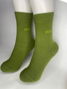 Tất dệt kim màu xanh lá 2025 phong cách thời trang lịch lãm