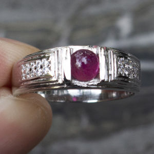 แหวนพลอยทับทิม(Natural Ruby) ตัวเรือนเงินแท้ 92.5% ชุบทองคำขาว ไซส์นิ้ว 60 หรือเบอร์9US สินค้ามีใบรับประกันจากทางร้าน