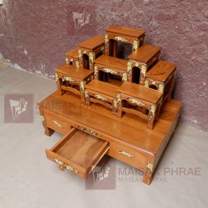 MAISAKPHRAE  โต๊ะหมู่บูชาแกะลายไม้สัก หมู่ 9 หน้า 5 กว้าง 56  ยาว 90 สูงรวม 79 ซม. ขนาดลิ้นชัก กว้าง 29 ลึก 40 สูง 8 ซม.