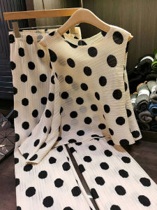 Chất lượng Nova⭐Một người một pleat⭐Mùa hè mới pháp Polka Dot áo vest sát nách Top + ống suông Quần phù hợp với thời trang giản dị Miyake pleat hai mảnh phù hợp với phụ nữ