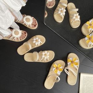 YTM Daisy Flower Flower Flats Slippers Bohemian Style Anti Slip Slippers for Women Sweet PVC Daisy Flips Flops Summer