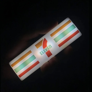 สติ๊กเกอร์แม่เหล็กติดตู้เย็นแบบใหม่ กล่องไฟ LED เรืองแสงสำหรับร้านกาแฟ ของตกแต่งบ้าน 711 กล่องไฟเรืองแสง ของประดับตกแต่ง