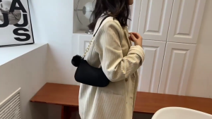 Stylish and Versatile Womens Shoulder Bag with Zipper Closure Felt Handbag Perfect for Carrying Your Daily Necessities