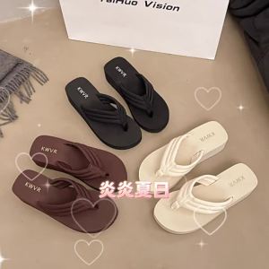 [Free Shipping] Tri-color wedge flip-flops with pleated straps thick-soled height-increasing soft-soled womens summer outdoor sandals versatile for daily commuting non-slip